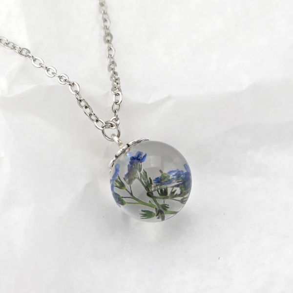 Halskette mit Kunstharzanhänger blaue Blüten